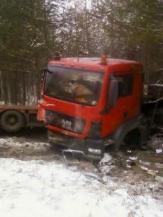 На дороге Нижневартовск – Сургут МАН столкнулся с «Маздой», спасатели деблокировали погибших