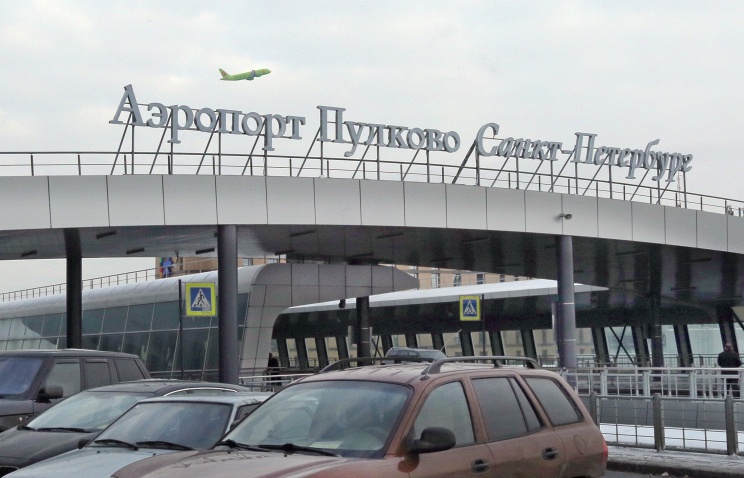 Самолет "Когалымавиа" в Пулкове повредил стойку шасси, пассажиры сняты с рейса