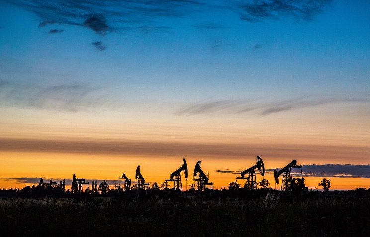 Нефтегазовые регионы РФ не корректируют бюджеты на 2016 год после падения цен на нефть