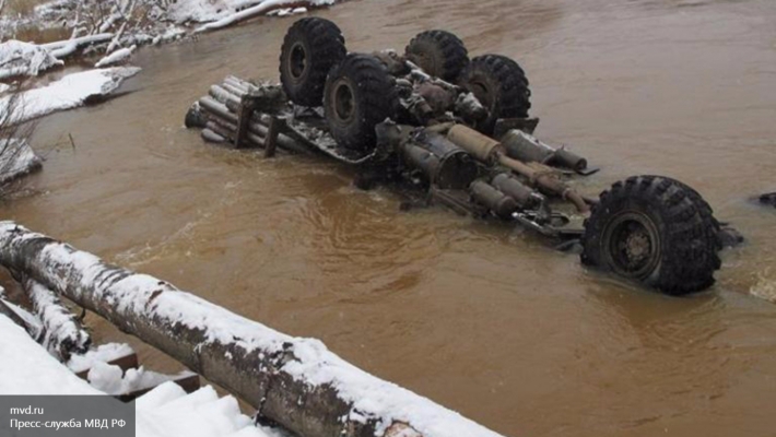 Грузовик рухнул в реку с моста в Прикамье, водитель погиб