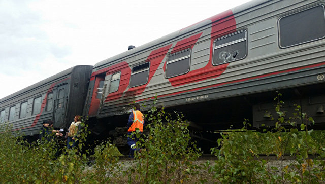 После столкновения грузовика и поезда в ХМАО в больнице остаются 13 человек
